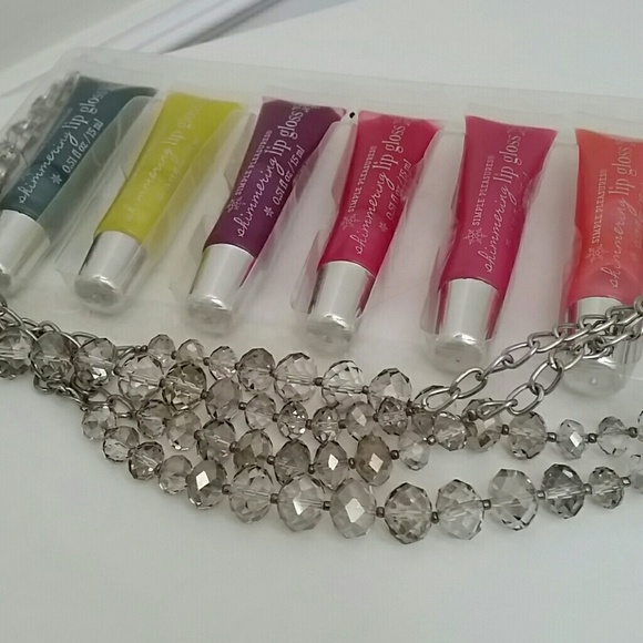 Simple Pleasures shimmering lip gloss. - Picture 4 of 5